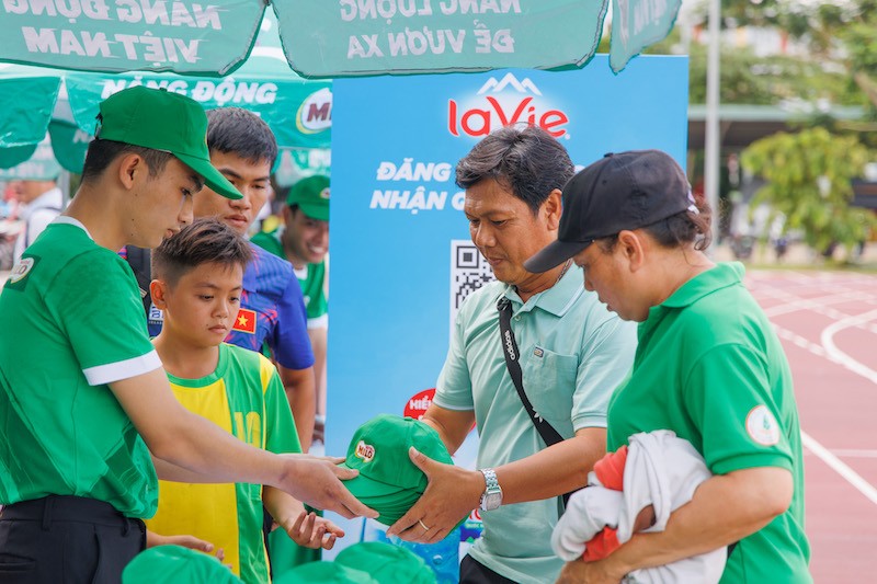 nham-mang-den-san-choi-the-thao-da-dang-va-ren-luyen-y-chi-ben-bi-cho-cac-em-hoc-sinh-nestle-milo-da-ho-tro-40-bo-khung-thanh-10000-trai-bong-24000-bo-dong-phuc-thi-dau-da-duoc-nestl-1684822668.jpg