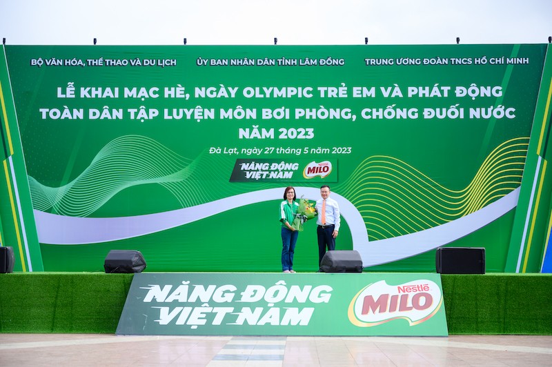 hinh-anh-ho-tro-dua-trong-bai-ong-nguyen-hong-minh-tong-cuc-pho-tong-cuc-tdtt-tang-hoa-cho-ba-tran-thi-chinh-dai-dien-nestle-milo-vi-su-chung-tay-thuc-day-cac-chuong-trinh-boi-an-toan-1685182164.jpg