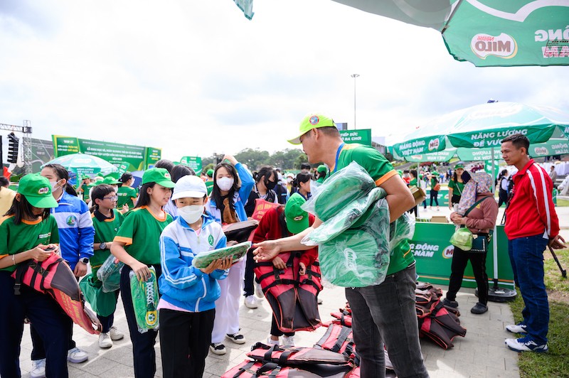 hon-25-nam-qua-nestle-milo-khong-ngung-no-luc-nham-phat-trien-phong-trao-the-thao-hoc-duong-thong-qua-hoat-dong-to-chuc-va-day-manh-tai-tro-cho-nhieu-san-choi-the-thao-da-dang-nhu-bong-1690296054.jpg