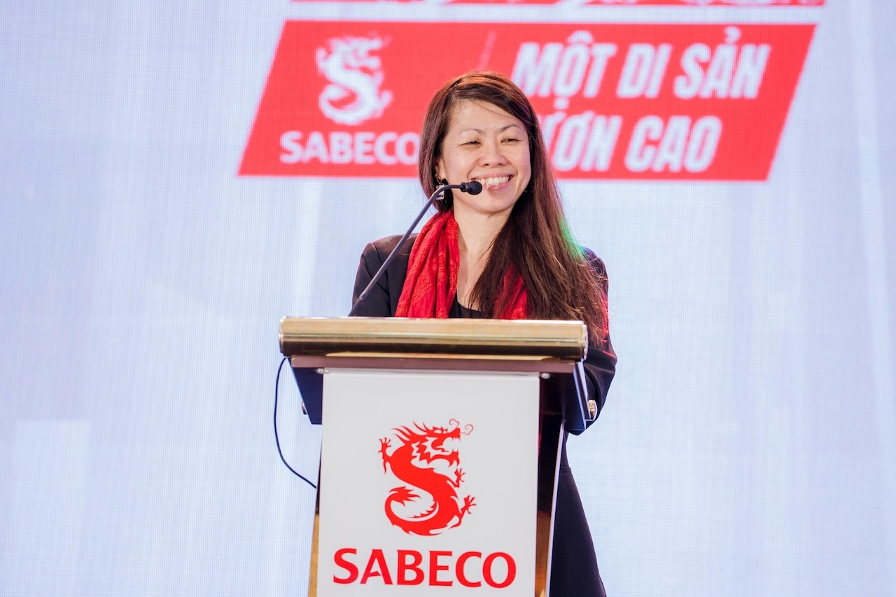 ba-patsy-lim-pho-tong-giam-doc-phu-trach-marketinglim-pho-tong-giam-doc-phu-trach-marketing-cua-sabeco-chia-se-tai-hop-bao-1757517178.jpg