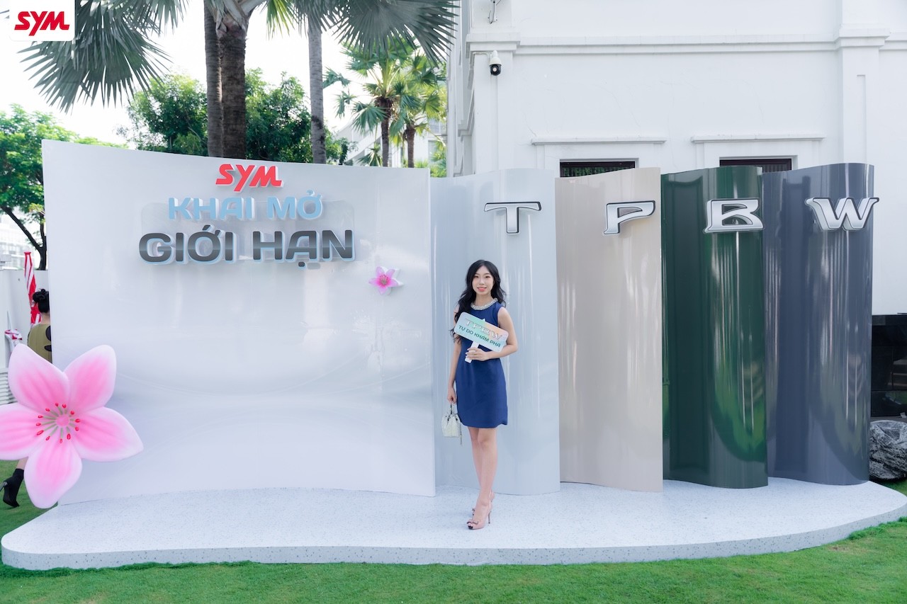 cac-ban-tre-hao-hung-check-in-booth-trung-bay-1760434855.jpg
