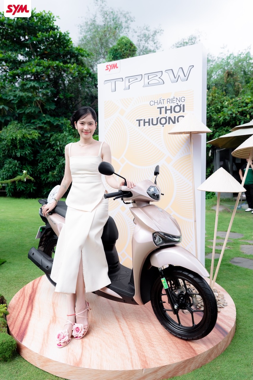 cac-ban-tre-hao-hung-check-in-booth-trung-bay-2-1760434872.jpg