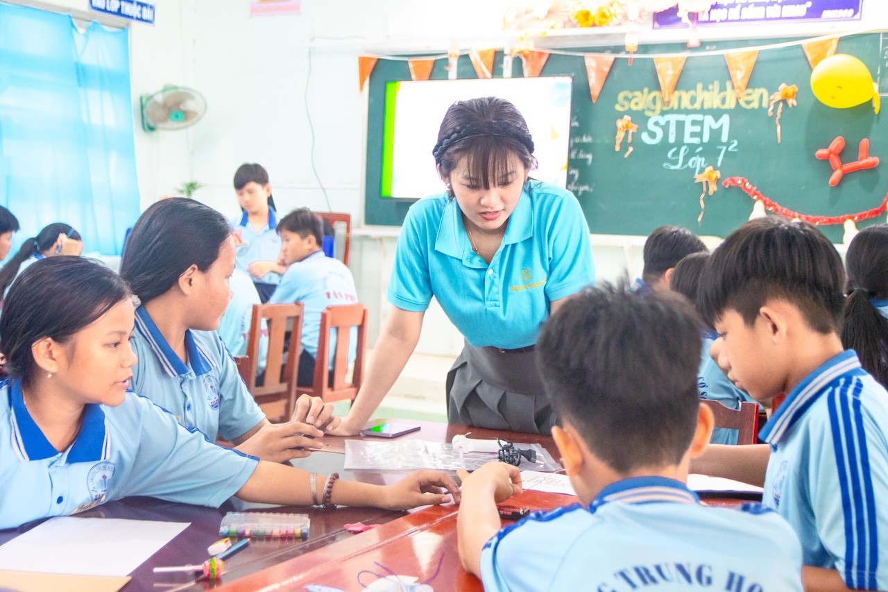 nu-sinh-nhan-hoc-bong-saigonchildren-tro-thanh-nguoi-truyen-cam-hung-stem-den-lop-dan-em-1-1773032519.jpg