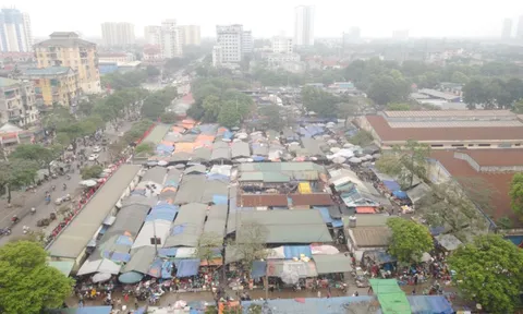 Louis City Hoàng Mai: Một thoáng Paris trong lòng Hà Nội- view nghĩa trang