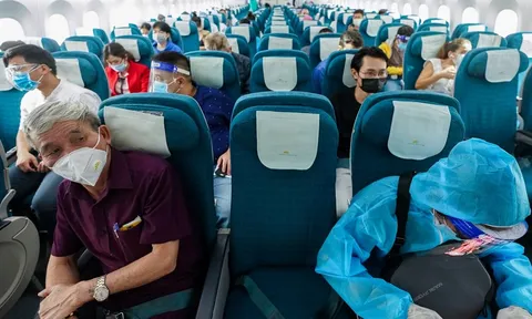 Chuyến bay đầu tiên từ TP.HCM đi Hà Nội sau khi khôi phục bay nội địa