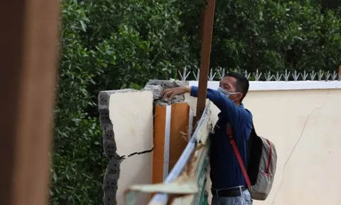 Đắk Lắk: Trường mới xây hơn 20 tỷ đồng vừa bàn giao, tường bao đã bị sập