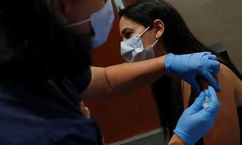 Mỹ cấp phép tiêm trộn liều bổ sung vắc xin COVID-19