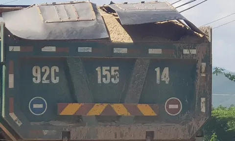 Quảng Nam: Dân kêu trời vì bụi, cầu oằn mình cõng xe quá tải chở cát chảy nước