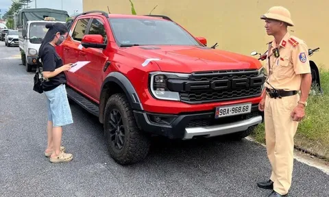 Xe bán tải vượt đèn đỏ, lộ biển số giả 'lộc phát'