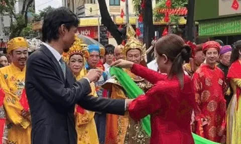 Hoàng Thùy Linh chỉnh động tác cho Đen Vâu, lần đầu thân mật giữa đám đông