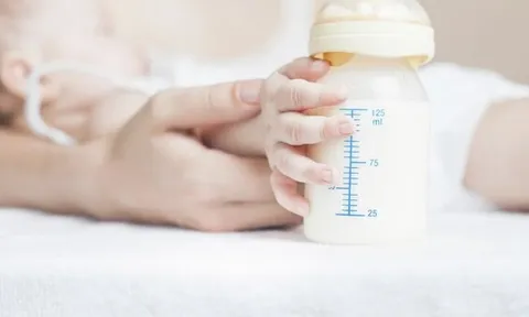 Men vi sinh có nguồn gốc từ sữa mẹ LC40® đã được chứng minh lâm sàng, hỗ trợ sức khỏe trẻ sơ sinh và phụ nữ cho con bú