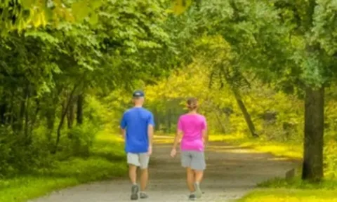 Điều gì xảy ra với cơ thể khi bạn đi bộ vào buổi chiều?