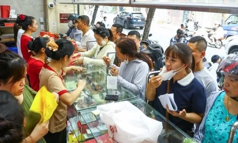 Người dân xếp hàng mua bánh Trung thu truyền thống ở Hà Nội