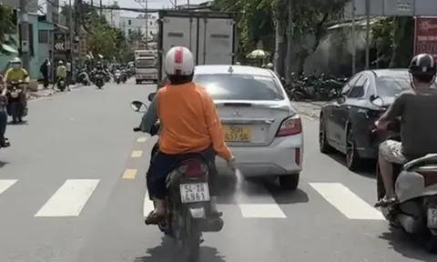 Cảnh sát đang xác minh video người phụ nữ rải "bột lạ" xuống đường ở TP HCM