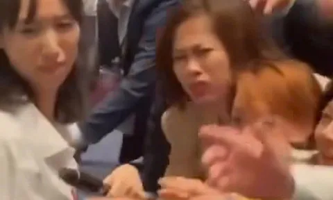 Góc nhìn của luật sư về vụ "nhảy lên bàn" để giật phiếu mua căn hộ ở phường Bình Dương