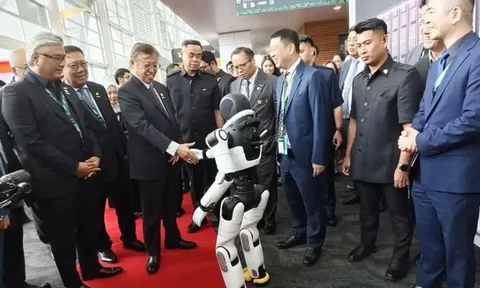 Robot trí tuệ toàn diện AgiBot X2 vui vẻ "tạo hình trái tim" với Thủ hiến bang Sarawak, dành sự chú ý đặc biệt tại Malaysia