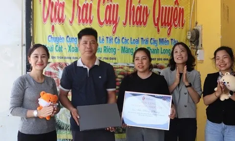 Đại diện Tổng cục Du lịch Hàn Quốc tri ân người đàn ông bán trái cây ở Phú Quốc