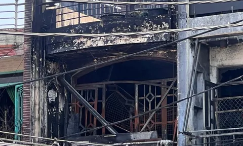 Vụ cháy liên hoàn 4 căn nhà ở TPHCM, 2 người nhảy từ tầng 2 thoát thân