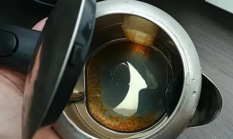 10 năm dùng ấm siêu tốc chưa bao giờ thấy cảnh tượng này, phúc 7 đời phát hiện ra sớm