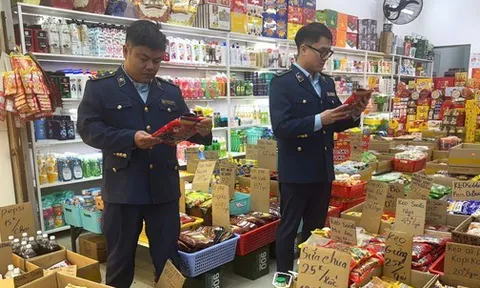 Đột kích kiểm tra diện rộng: Phát hiện một cơ sở bán hàng cấm, tịch thu hàng trăm sản phẩm vi phạm, có hộ bị đề xuất phạt 175 triệu đồng