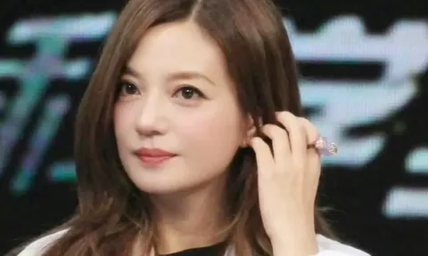 Triệu Vy bị tấn công