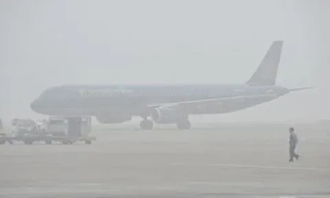 Nội Bài "tê liệt" tạm thời vì sương mù, nhiều chuyến bay phải bay vòng, hoãn cất cánh, chuyển hướng