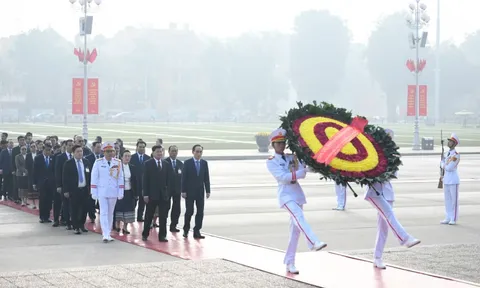 Tổng Bí thư, Chủ tịch nước Lào và Phu nhân vào Lăng viếng Chủ tịch Hồ Chí Minh
