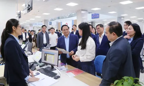 Thủ tướng: Cán bộ Trung tâm hành chính công phải chủ động, tận tâm phục vụ nhân dân