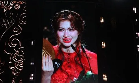 Hòa Minzy nhận giải Ca sĩ của năm, bật khóc gọi tên con trai