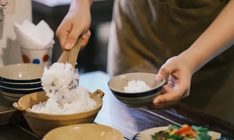 Mẹ chồng hỏi tôi tiết kiệm được bao nhiêu tiền, tôi thật thà trả lời, tối đó chồng bảo: “Em chuẩn bị tinh thần đi”