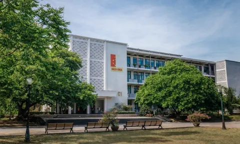 Ở Việt Nam, có một đại học "đi bộ 5 năm chưa hết ngóc ngách của trường", sinh viên được cộng điểm nếu... đi xe bus