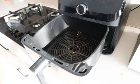 Nồi chiên không dầu sạch như mới sau khi được vệ sinh bằng 2 thứ - không cần tốn sức chà rửa