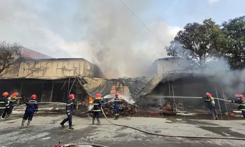 Cháy dữ dội khu phố ở Bắc Ninh, 6 cửa hàng bán vàng mã bị thiêu rụi