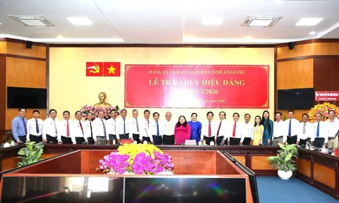 An Giang trao Huy hiệu 40 năm và 30 năm tuổi Đảng cho đảng viên thuộc UBND tỉnh