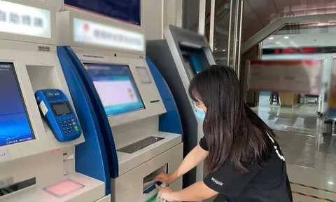 Phát hiện hơn 38 triệu đồng tiền mặt nằm chơ vơ ở khay tiền của cây ATM: Công an kiểm tra camera an ninh nhận ra điều kỳ lạ