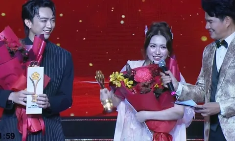 Hòa Minzy bị chỉ trích "kém duyên" khi mời bố mẹ lên nhận giải Mai Vàng