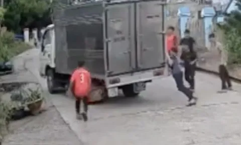 Clip 3 học sinh nhanh trí cứu xe tải mất phanh, tuộc dốc ở Lâm Đồng