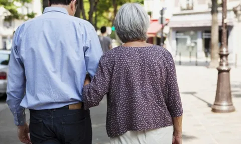 Câu chuyện người đàn ông sống cùng mẹ 80 tuổi khiến ai đọc xong cũng suy nghĩ: Có một kiểu cha mẹ bất công đến vô lý thế này!