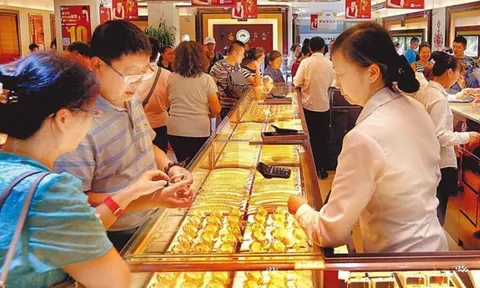 Hơn 10 năm trước chi 373 triệu đồng mua hơn 10 cây vàng bị chê cười, đến nay bà cụ 74 tuổi lãi gấp 2,5 lần: “Cuối cùng cũng có thể ngẩng cao đầu rồi”