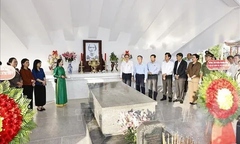 Chủ tịch Quốc hội Trần Thanh Mẫn dâng hương, viếng mộ Cụ Phó bảng Nguyễn Sinh Sắc