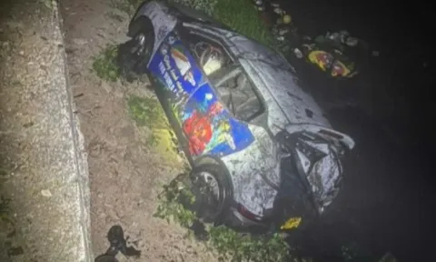 Hà Nội: Ô tô con lao xuống sông Nhuệ, tài xế may mắn thoát nạn