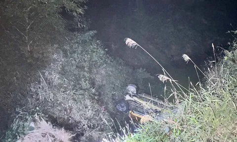 Xe bán tải lao xuống suối sâu lật ngửa, 2 người tử vong, 2 người bị thương