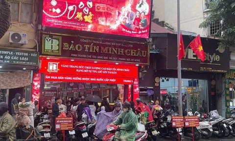 Bảo Tín Minh Châu cơ sở Trần Nhân Tông ngừng bán vàng: Dòng người vẫn dầm mưa chờ đợi