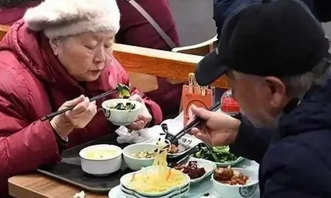 Trứng đứng thứ 5 trong số các loại thực phẩm giàu protein phù hợp nhất cho người cao tuổi, đứng đầu là "món" mà hầu hết mọi người không nghĩ tới