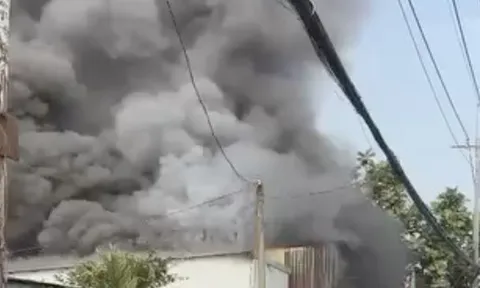 Cháy nhà dân ở TPHCM, khói đen bao trùm một khu vực