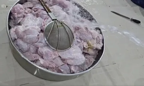 Phát hiện thịt không nhãn mác tại công ty bị tố dùng thịt bẩn chế biến thức ăn cho học sinh