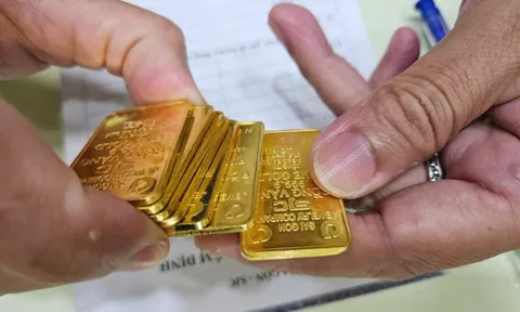 Giá vàng rung lắc mạnh, từ ngày mai, một nhà băng sẽ tăng phí giữ hộ vàng