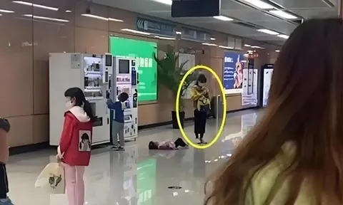 Con khóc ăn vạ giữa ga tàu, bà mẹ trẻ có cách xử lý khiến netizen chỉ muốn đến xin chữ ký