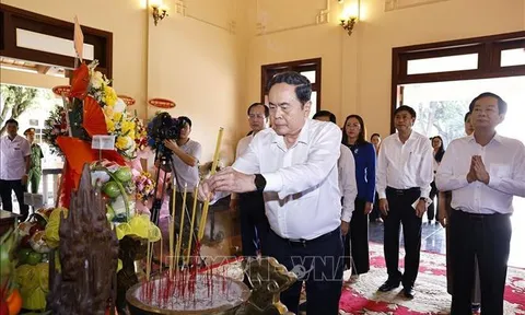 Chủ tịch Quốc hội Trần Thanh Mẫn dâng hương tưởng nhớ các lãnh đạo Đảng, Nhà nước