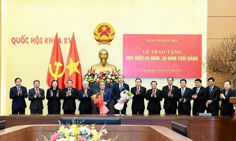 Chủ tịch Quốc hội chủ trì Lễ trao tặng Huy hiệu 45 năm, 30 năm tuổi Đảng
